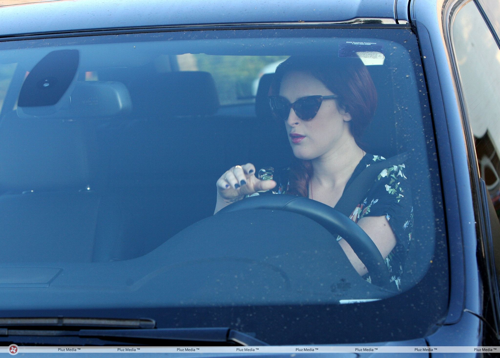 Rumer Willis exits Neil George Salon carrying a garment bag | Picture 111183